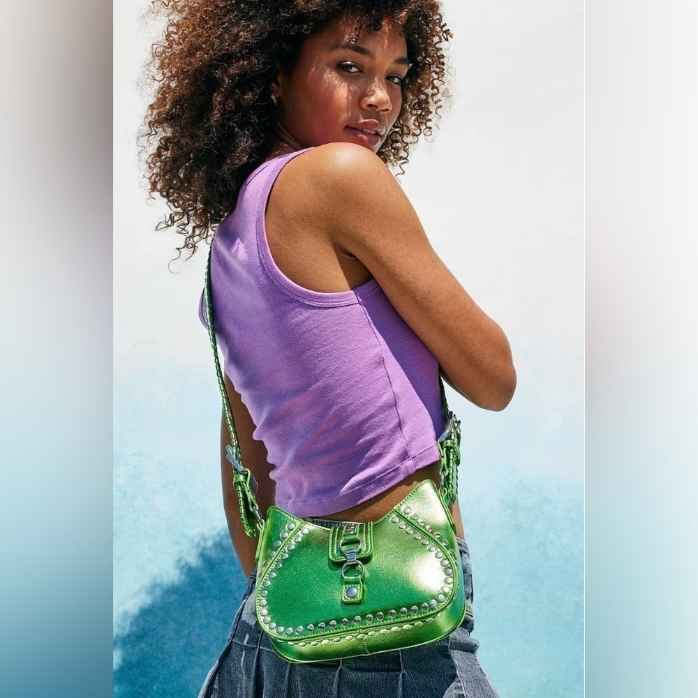 Metallic Green Urban Outfitters bag!
Y2K, 2000’s futuristic